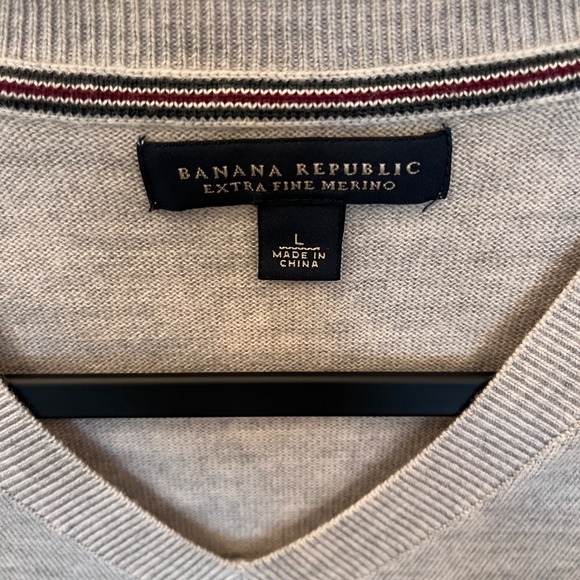 Banana Republic Men’s Extra Fine Merino Wool V-Neck Gray Sweater Large - Picture 3 of 11
